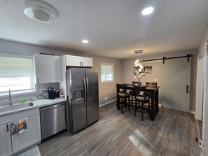 Mikrobølgeovn, ovn, kokeplater og oppvaskmaskin