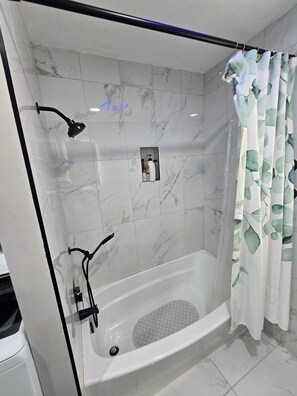 Hair dryer, towels, soap, toilet paper - Modern 3BR Ranch • Minutes from Downtown Atlanta • Free Parking & Fast WiFi (Decatur)