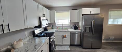 Een magnetron, een oven, een kookplaat, een vaatwasser