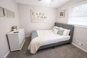 3 habitaciones, tabla de planchar con plancha, wifi y ropa de cama