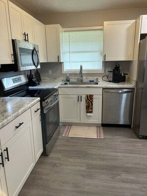 Microondas, horno, parrilla de estufa y lavavajillas