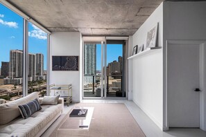 Living area - 2bed2 bath apartment. FREE PARKING, POOL&GYM (Miami)