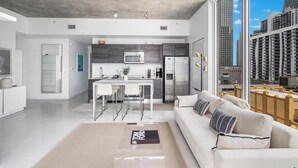 A modern apartment with a kitchen, dining area, and living room. - 2bed2 bath apartment. FREE PARKING, POOL&GYM (Miami)