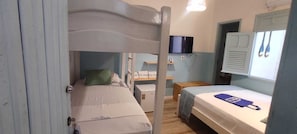 Neljän hengen standard-huone, näköala pihalle | Tallelokero huoneessa, silitysrauta/-lauta, ilmainen Wi-Fi