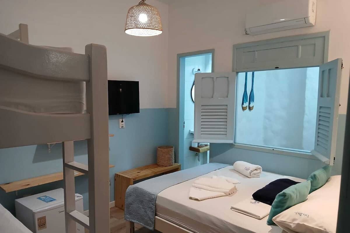 Quarto quádruplo standard, vista para o pátio | Cofres nos quartos, ferros/tábuas de passar roupa, Wi-Fi de cortesia