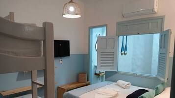 Neljän hengen standard-huone, näköala pihalle | Tallelokero huoneessa, silitysrauta/-lauta, ilmainen Wi-Fi