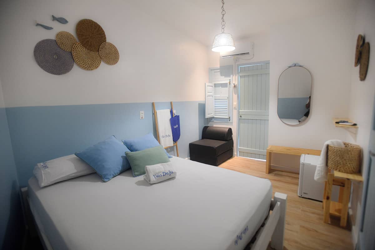 Quarto triplo standard | Cofres nos quartos, ferros/tábuas de passar roupa, Wi-Fi de cortesia