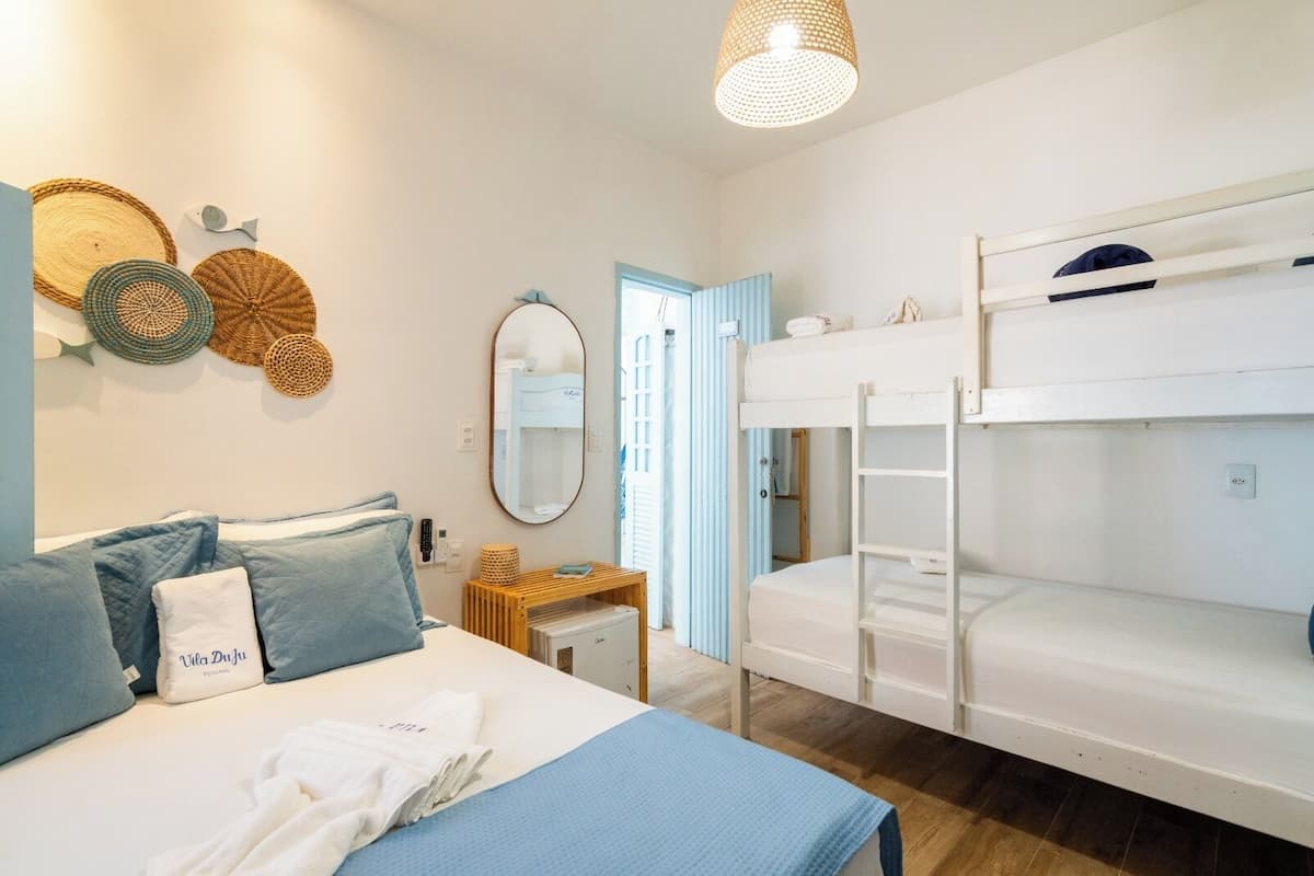 Standard-Vierbettzimmer, Blick auf den Innenhof | Zimmersafe, Bügeleisen/Bügelbrett, kostenloses WLAN