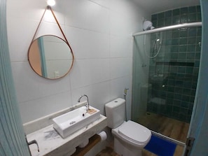 Habitación doble estándar | Baño | Regadera, secadora de cabello, toallas, jabón