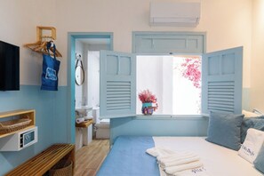 Standard-Vierbettzimmer, Blick auf den Innenhof | Zimmersafe, Bügeleisen/Bügelbrett, kostenloses WLAN