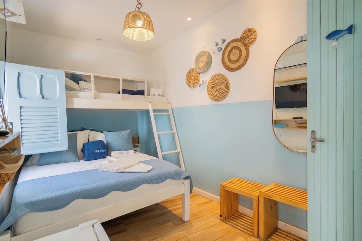 Standard-Dreibettzimmer | Zimmersafe, Bügeleisen/Bügelbrett, kostenloses WLAN