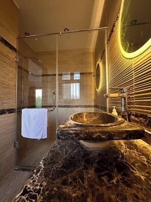 Hårtork, handdukar, tvål och toalettpapper