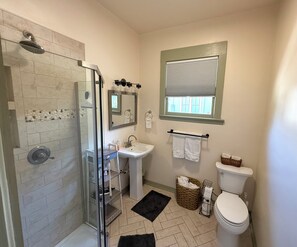 Haartrockner, Handtücher, Seife, Toilettenpapier