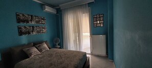 Tabla de planchar con plancha, internet y ropa de cama
