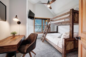 2 habitaciones, escritorio, cuna de viaje y wifi 
