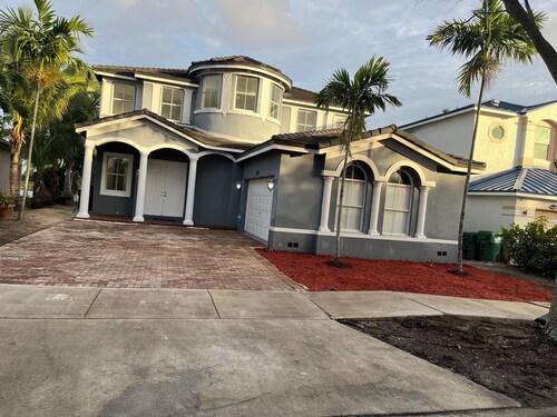 Lake view big & bright home