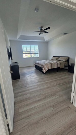 4 bedrooms, iron/ironing board, WiFi, bed sheets - Lake view big & bright home (Miami)
