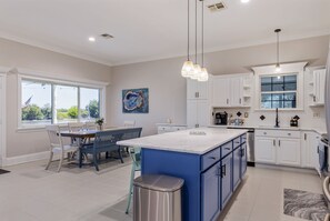 Microondas, horno, placa de cocina, lavavajillas