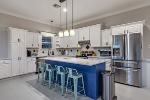 Microondas, horno, placa de cocina, lavavajillas