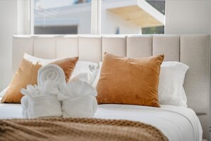 3 soverom, skrivebord, strykejern/-brett og reiseseng for barn