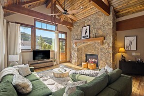 Smart-TV, Kamin, Tischtennisplatte