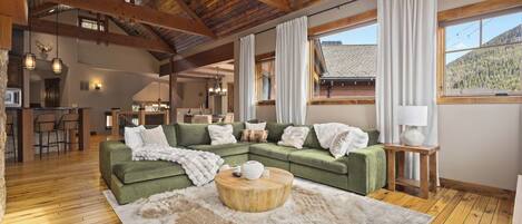 Smart TV, chimenea y tenis de mesa