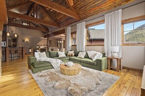 Smart-TV, Kamin, Tischtennisplatte