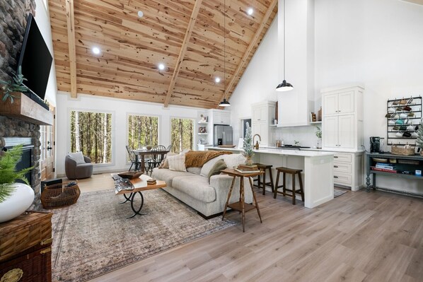 Televisión y chimenea 