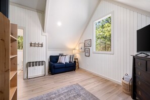 Una televisión, una chimenea