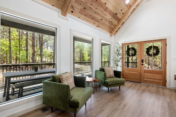 Interior - The TORTOISE SHELL - Peace and Privacy in the Hochatown Pines (Broken Bow)