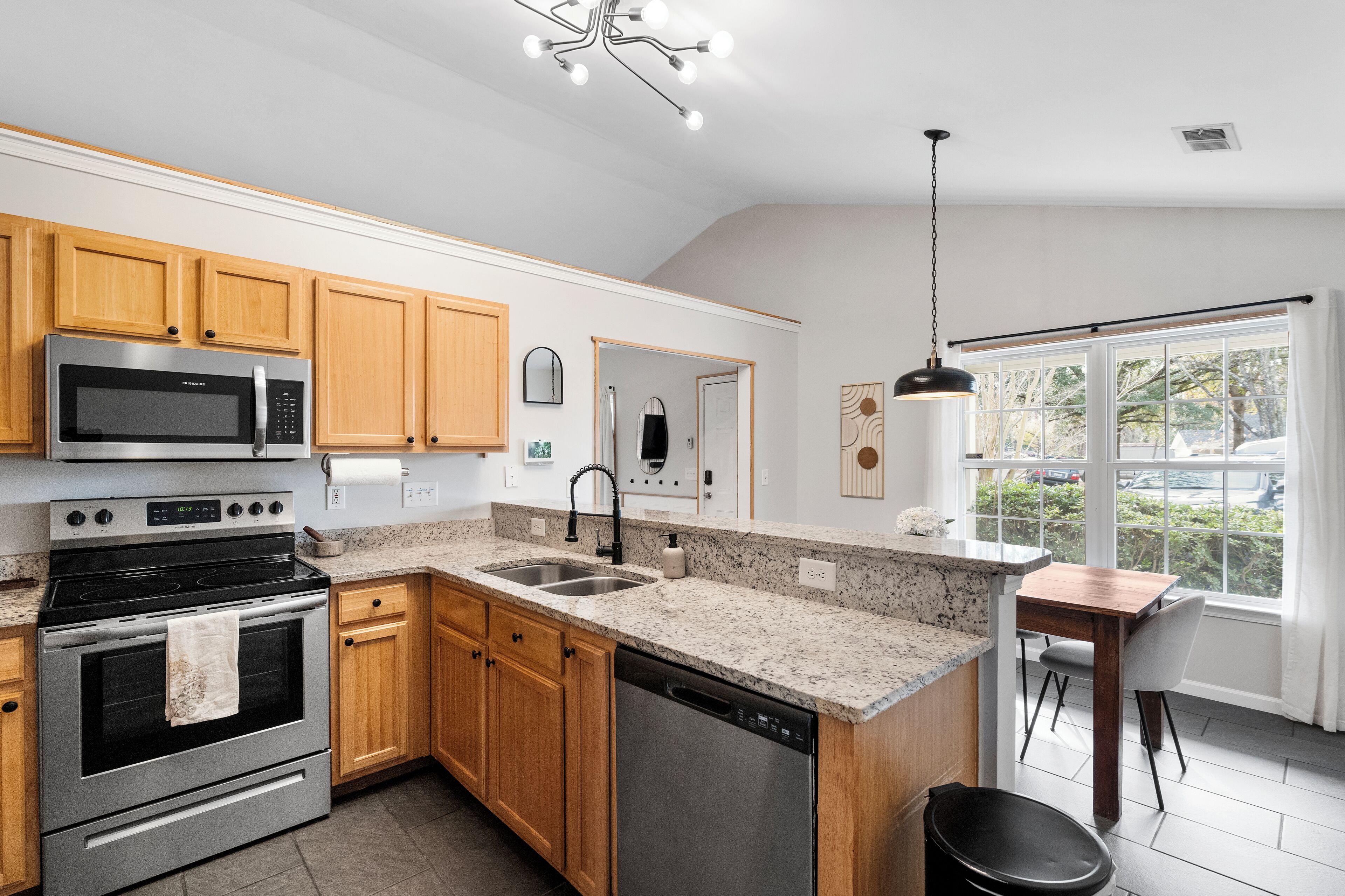 Mikrovågsugn, ugn, spishäll och diskmaskin