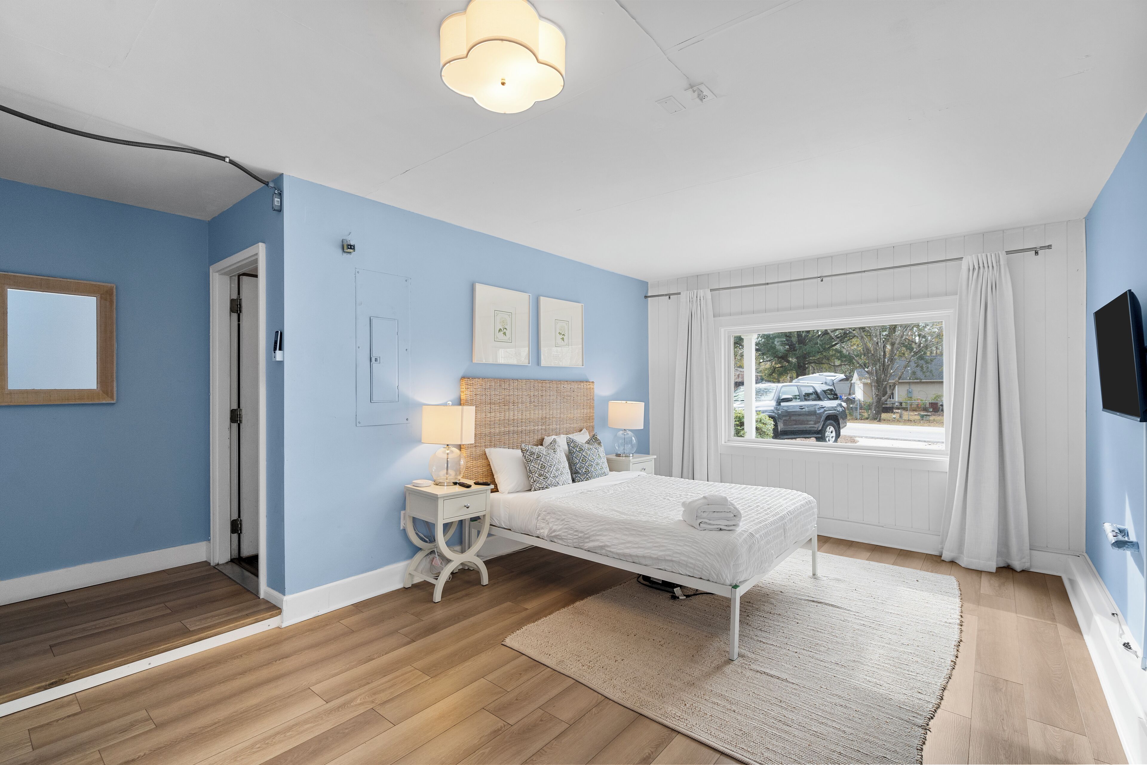 4 bedrooms, iron/ironing board, internet, bed sheets