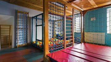 7 bedrooms, iron/ironing board, travel cot, free WiFi