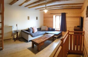 Fernseher, Kamin, DVD-Player, Tischfußball