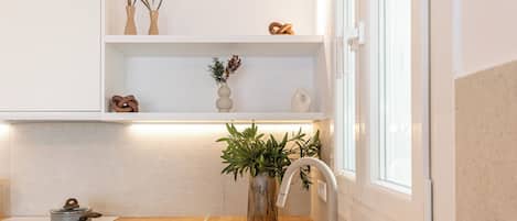 Bouilloire électrique, chaise haute