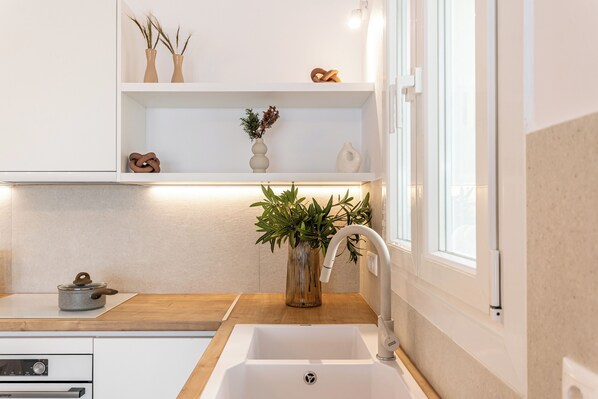 Electric kettle, high chair