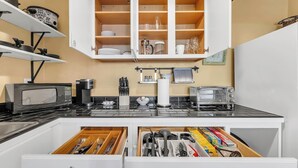 茶具/咖啡用具、冰箱、微波炉、烤箱