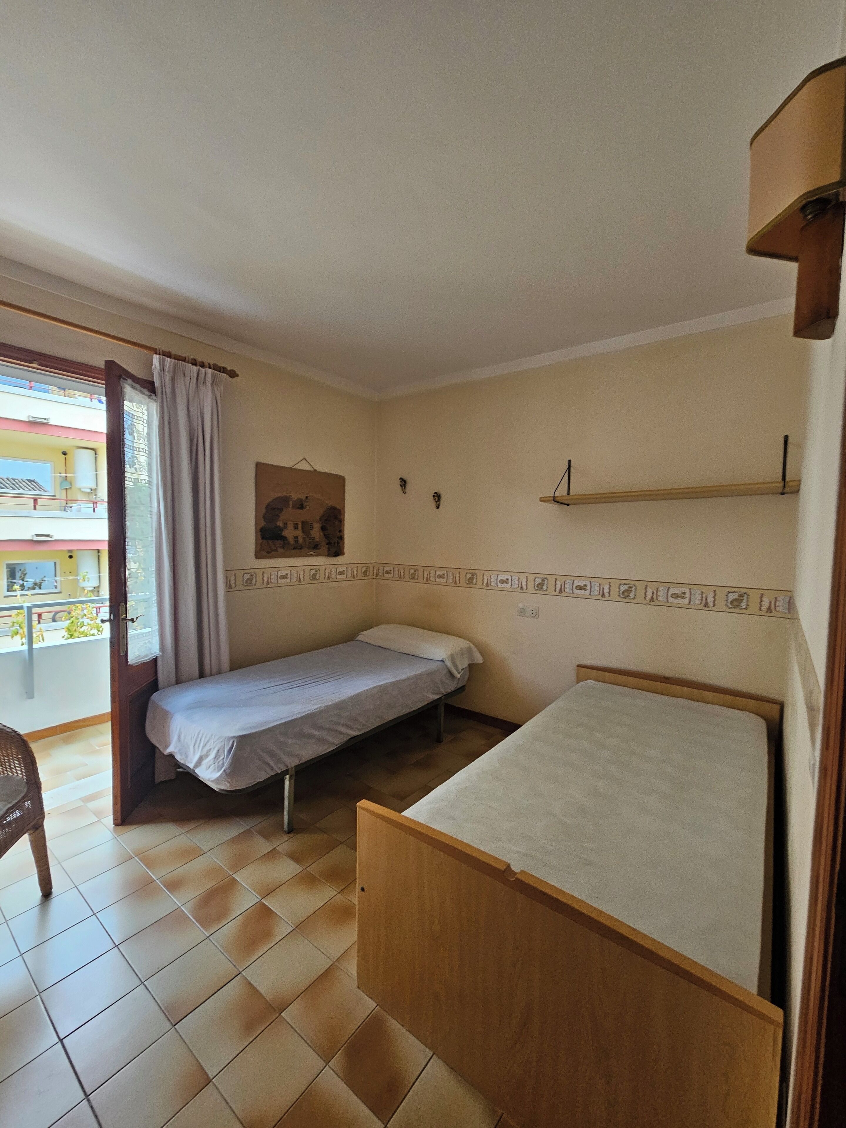 Iron/ironing board, bed sheets