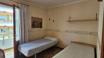 Iron/ironing board, bed sheets