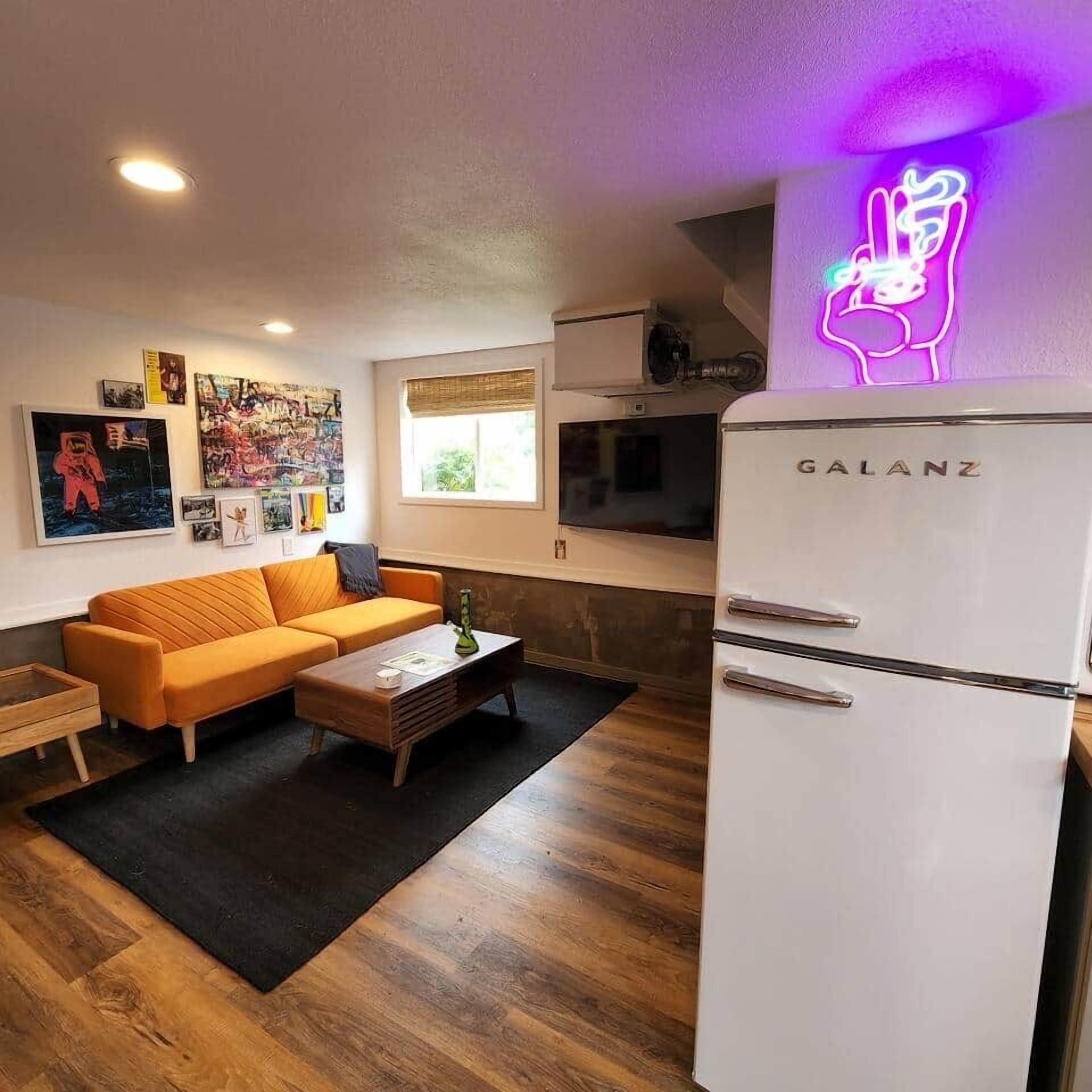 Televisión y chimenea 