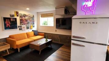 Een televisie en een open haard