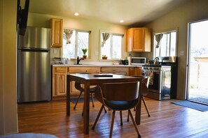 Køleskab, mikrobølgeovn, ovn, kogeplade