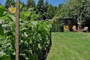Property grounds - Peaceful Farm Studio - Outdoor Soaking Tub (Humboldt County)