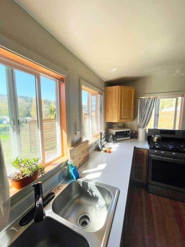 Fridge, microwave, oven, stovetop - Peaceful Farm Studio - Outdoor Soaking Tub (Humboldt County)