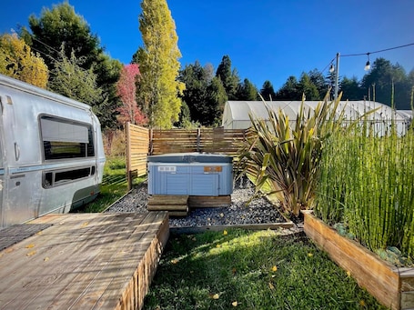 Outdoor spa tub. Blissful Farm Airstream Camper Retreat - Hot Tub