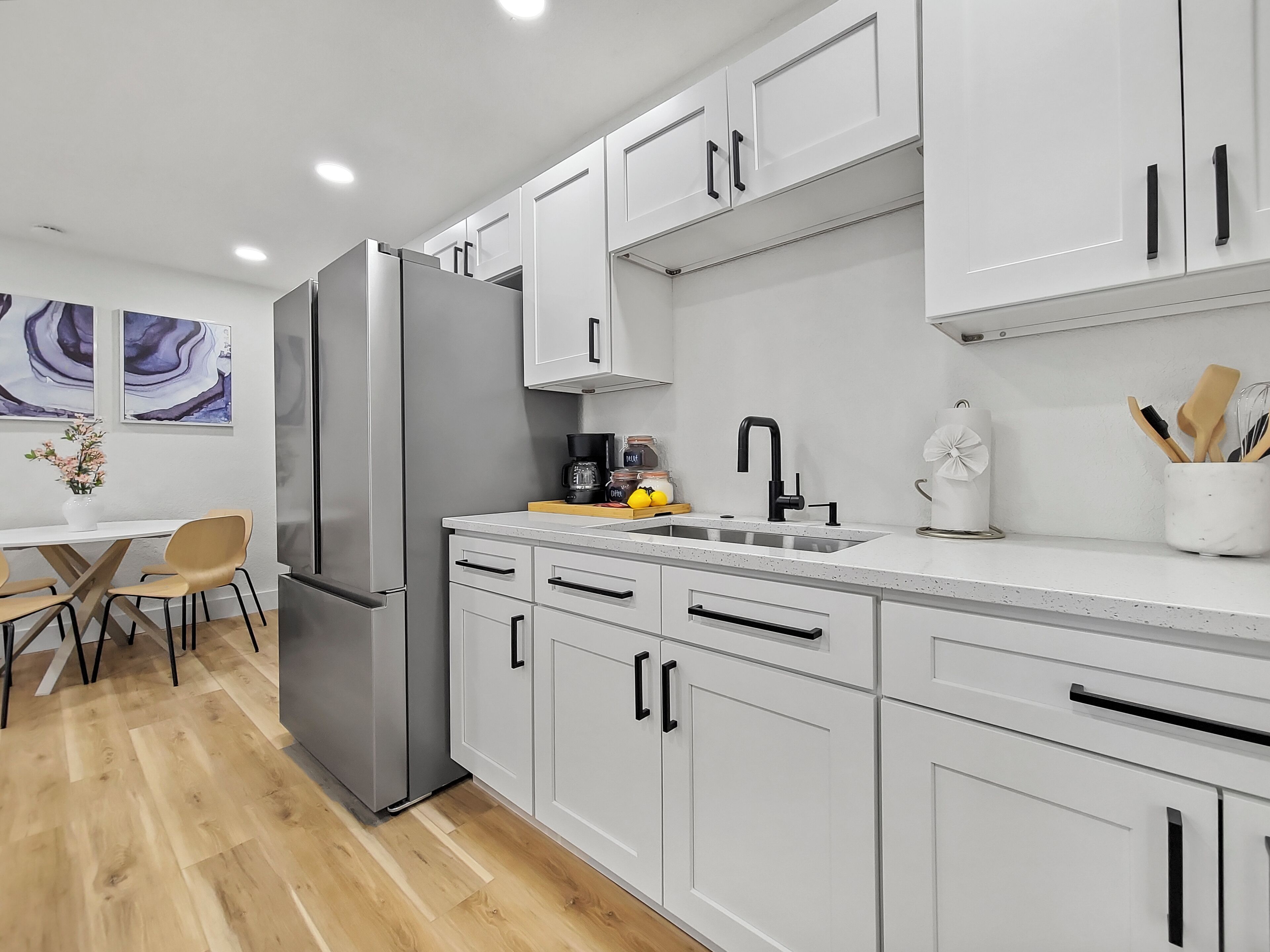 Køleskab, mikrobølgeovn, ovn, kogeplade