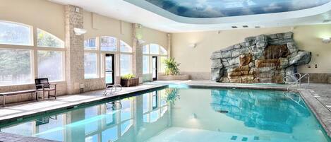 Een binnenzwembad, een verwarmd zwembad