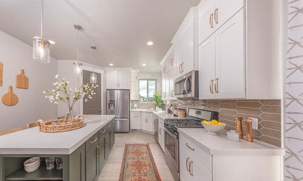 Jääkaappi, mikroaaltouuni, uuni, liesi