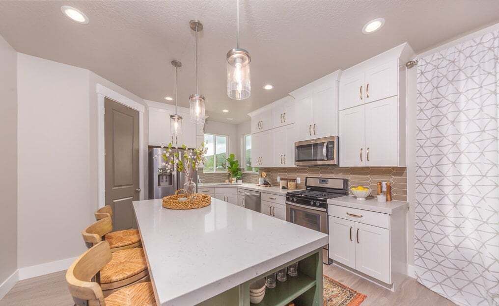 冷蔵庫、電 子レンジ、オーブン、コンロ