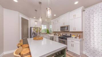 Køleskab, mikrobølgeovn, ovn, kogeplade